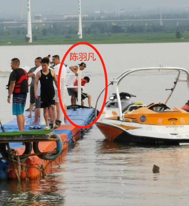 陈羽凡带儿子出游！中秋国庆长假还会发生什么？