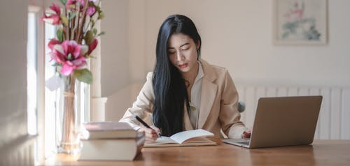 企業福利存在的不足 盡管合理的福利管理方法可以引進人才，留住人才，福利工資待遇也已變成了各種企業優秀人才角逐的一張金牌，但整體看來，企業福利管理方法還是存有眾多難題： 1、福利設計方案：怎樣考慮員工要求 福利新項目和總體設計的單一忽略了員工多樣化的要求。在員工福利管理方法的全過程中，總體計劃基礎由企業來制訂，乃至是極少數管理人員制訂，員工非常少還有機會可以參加到這一全過程當中。因為欠缺員工的參加，員工沒法表述自身真正的必須，因而非常容易導致設計方案的福利計劃和員工的必須擁有諸多的不符合，那樣就非常容易導致員工對企業管理方法的不滿意，將本來企業擁有優良立足點的個人行為視作欠缺親切感的獨裁個人行為，反倒會減少員工的主動性。伴隨著員工團隊構造的更改，不一樣文化藝術層級、不一樣收益層級的員工對福利的要求會造成很大的差別。而傳統式的福利計劃構造呆板，長期無法得到更改，一方面企業很有可能努力了極大的成本費，而另一方面員工很有可能對于此事并不認可。比如養老保險金，盡管針對全部的員工這都將是將來退休后的生活中的經濟來源，可是針對年青員工來講，因為間距離休的年紀還很漫長，養老保險金在她們本人體會中的影響力會小許多 ，進而危害到員工對企業福利的體會度。這類福利計劃與員工具體要求的錯位導致了資源的很多消耗，另外也沒法完成企業的預期效果。 2、資質建立：誰能夠獲得福利 很多企業只高度重視“高級員工”例如有職務級別領導人員的福利，對中低層員工的福利“漫不經心”，一部分企業乃至置若罔聞，大大的地傷害到了別的員工的工作主動性和對企業的使命感，乃至導致人才外流。另一方面，針對一般員工，平均化趨向導致了企業員工將福利的普慧性長此以往地當作了企業付款的薪資的一部分，覺得它是理所應當的，進而也就體會不上企業對員工的關愛，導致了福利所需有的功效被消弱，無利于合理提升員工的滿意率、激發員工的主動性 3、成本費難題：如何使員工福利開支有高些的收益 融合福利的可靠性及延遲時間性看來，福利對企業成本管理存有一定的趣味性。一方面福利的開支對企業會計危害時間較為長久。在企業的財務會計中，員工薪資能夠依據銷售市場水準的起伏而波動，可是企業福利制訂后會持續好多年。在當今全世界經濟下滑，企業經濟效益下降的現況下，高福利變成企業一項厚重的會計壓力。另一方面，福利規章制度危害時間長，不容易更改。福利的遺傳也是導致其不容易更改的一大關鍵緣故，一般企業目前工作人員的福利工資待遇將變成接班人的規范，接班人的福利新項目非常少會在目前基本上降低，導致福利規章制度的調節全過程中會計開支難以在短期內內減少，在企業出現經濟發展艱難的情況下，它通常導致了企業的更大艱難。